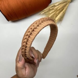 Tiara em fio de malha