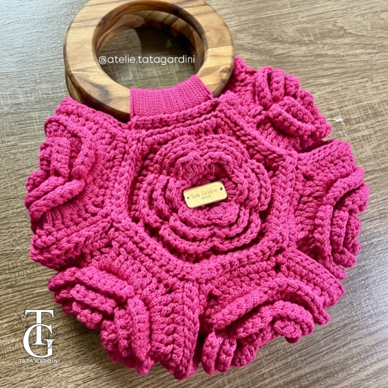 Bolsa Flores em crochê com alça de madeira